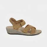 Holly – Natural warmth in gentle camel brown