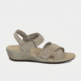 Holly – Natural warmth in gentle camel brown